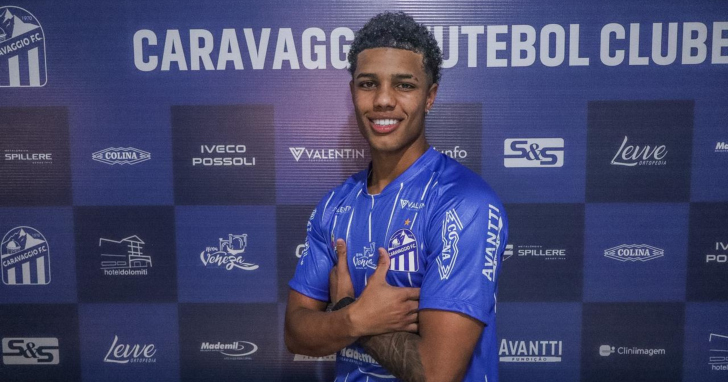 Limão assina contrato profissional com Caravaggio | Foto: Fabricio Júnior/ Caravaggio/ 4oito