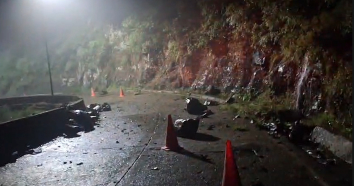 Apesar dos deslizamentos o fluxo de veículos segue normalmente | Foto: Divulgação/4oito