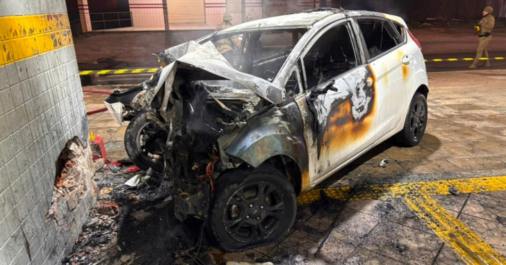 Ford Fiesta ficou destruído após colidir contra o Terminal Urbano da Próspera | Foto: Divulgação/Corpo de Bombeiros