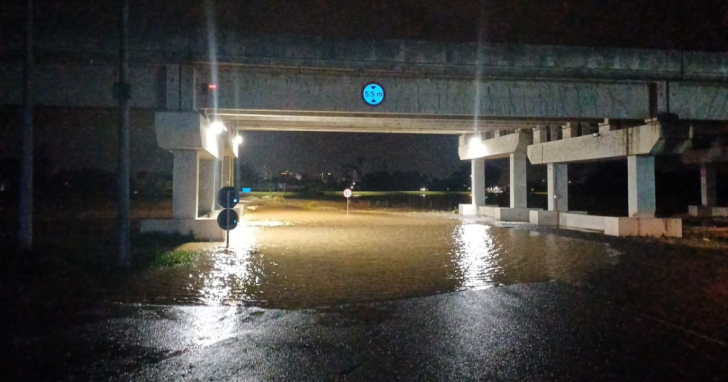 Água acumulada bloqueia o acesso Norte de Araranguá, na BR-101 | Foto: Divulgação/PRF