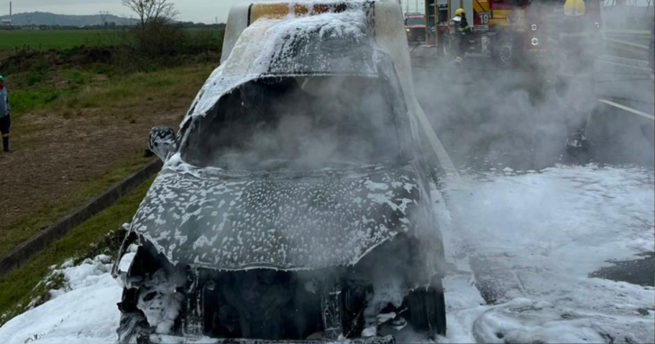 Fiat Fiorino pegou fogo na manhã desta terça-feira (11) | Foto: CBM/4oito
