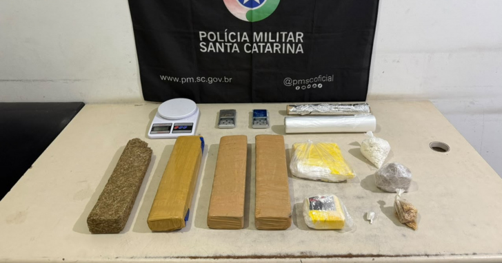 Foram apreendidos mais de 5 kg de drogas, entre maconha, cocaína e crack | Foto: PMSC/4oito