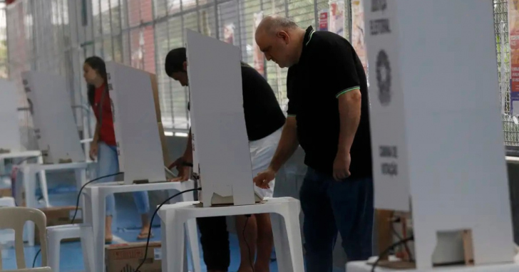 O voto é obrigatório para brasileiras e brasileiros alfabetizados entre 18 e 69 anos | Foto: TRE/4oito