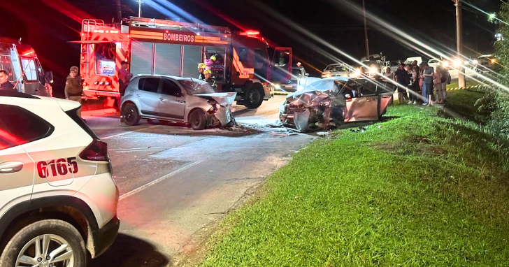 Acidente envolveu doi carros e matou uma pessoa | Foto: Divulgação/Karina Manarini/4oito