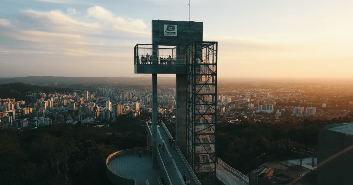 Prefeitura de Criciúma abriu uma licitação para contratar uma empresa especializada na operação de um ônibus panorâmico aberto | Foto: Prefeitura de Criciúma/4oito