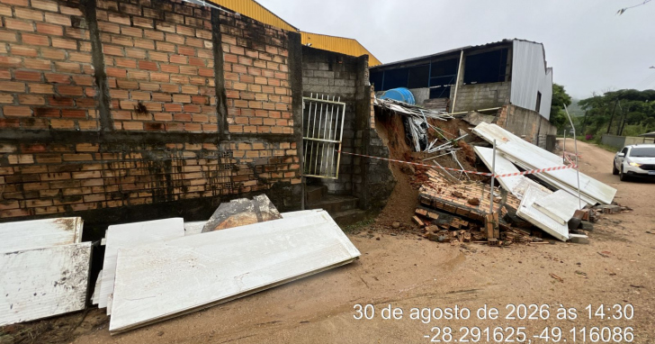 Deslizamento e quedas de muros forma registrados em fortes chuvas desse final de semana | Foto: Defesa Civil/4oito