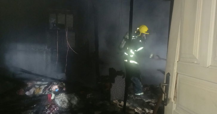 Incêndio destruiu o interior de uma residência no bairro Lagoa dos Freitas | Foto: CBMSC/4oito