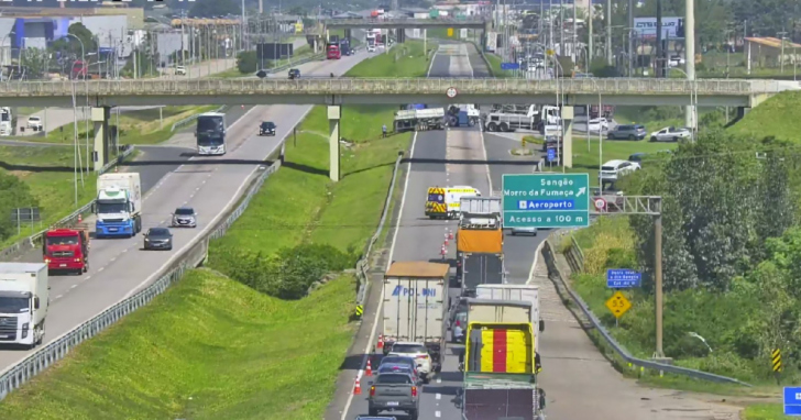 Trânsito no sentido Sul foi liberado após retirada de um caminhão | Foto: PRF/4oito