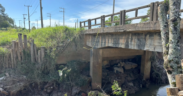 Ponte no bairro Barracão, em Içara, está interditada após carreamento de solo na cabeceira | Foto: Divulgação/4oito