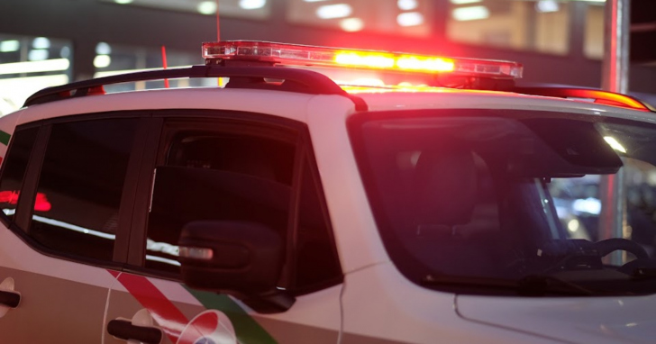 Carro usado nos crimes bateu contra muro de residência após fuga pela contramão em Criciúma | Foto: José Demathé/4oito
