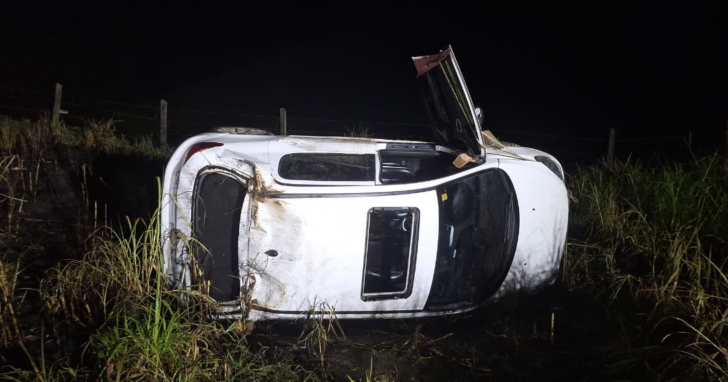 Carro saiu da pista e capotou na Rodovia SC-438, no bairro Travessão, em Braço do Norte | Foto: CBMSC/4oito