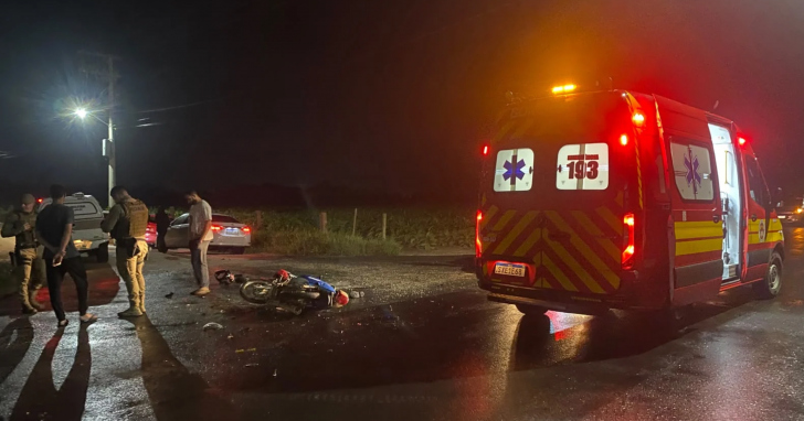 Colisão entre motocicleta e caminhão ocorreu na Estrada Geral Jau 487, no bairro Esplanada, em Içara | Foto: CBMSC/4oito