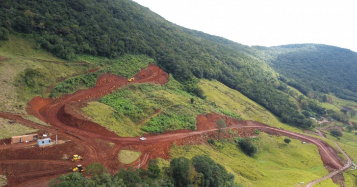 Abertura da estrada na Serra do Fundo Grande já avançou cerca de 4,5 km em Jacinto Machado | Foto: Prefeitura Jacinto Machado/4oito