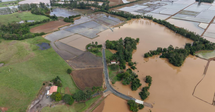 Chuvas intensas desde segunda-feira (21) deixaram 310 pessoas desabrigadas e 828 desalojadas em Santa Catarina | Foto: Divulgação/4oito