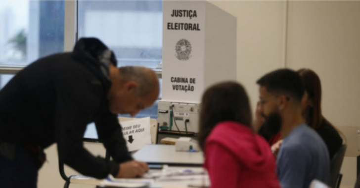 Mesárias e mesários preparam a seção e conferem materiais antes da abertura da votação no dia 4 de outubro | Foto: Agência Brasil/4oito