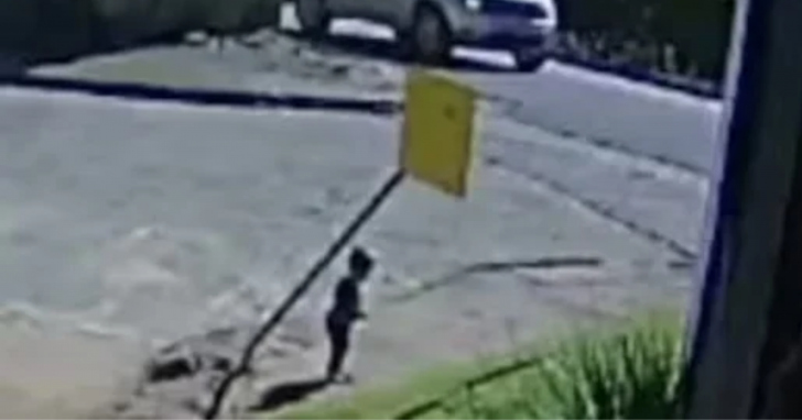 Bebê de 1 ano e 6 meses saiu sozinho do CEI Antônio Volpato e caminhou até o trabalho da mãe | Foto: Reprodução/NSC/4oito