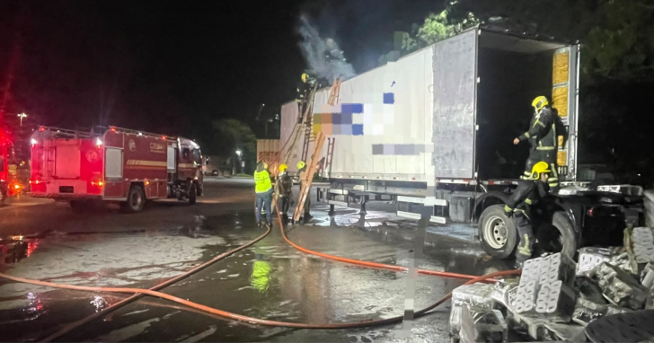 Carreta carregada com papel higiênico pegou fogo na BR-101, na divisa entre Santa Catarina e o Rio Grande do Sul | Foto: CBMSC/4oito