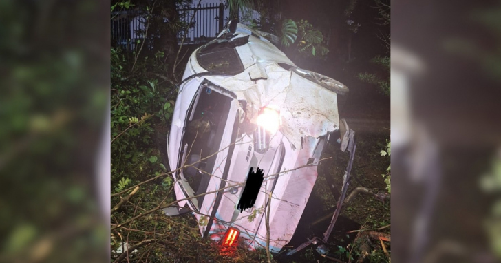 Veículo saiu da pista e capotou na SC-370 durante a noite | Foto: Divulgação/Corpo de Bombeiros
