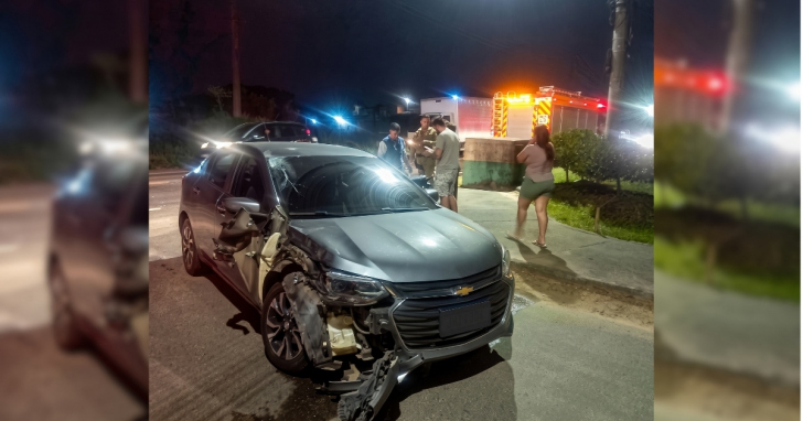 Colisão entre carro e motocicleta aconteceu na SC-445, em Içara | Foto: Divulgação/Corpo de Bombeiros