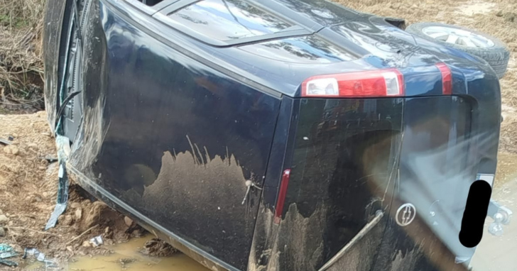 Homem de 56 anos ficou ferido após o carro em que estava sair da pista e ficar lateralizado | Foto: CBM/4oito
