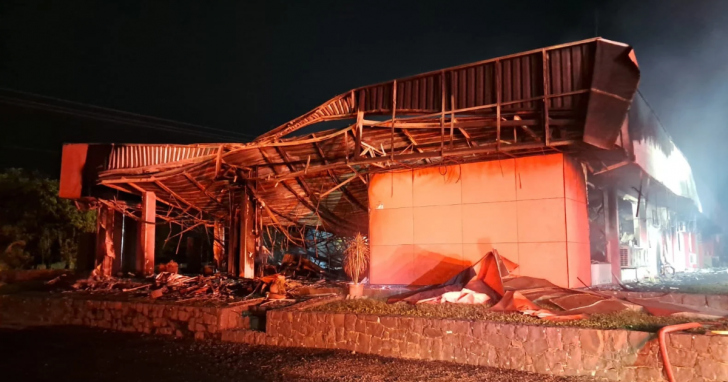 incêndio atingiu um laticínio na noite deste sábado | Foto: CBM/4oito