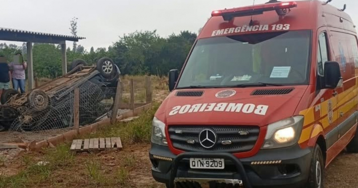 Mulher de 40 anos ficou ferida após o carro que dirigia capotar | Foto: CBM/4oito