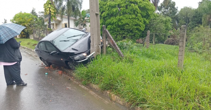 Carro bateu contra poste no bairro Laranjinha, em Criciúma, e não houve vítimas | Foto: Especial/4oito