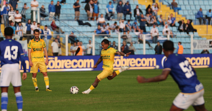 Otero marcou de falta e deu a vitória ao Tigre no primeiro turno | Foto: Celso da Luz/Criciúma