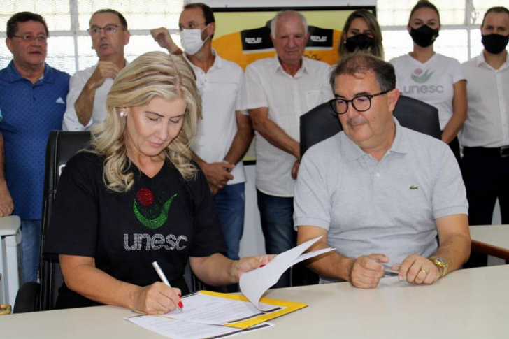 Reitora assina o contrato renovado com o Criciúma / Foto: Daniela Savi / Unesc