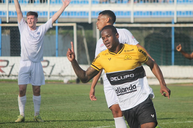 Eduardo Melo desencanta e marca o primeiro gol do Tigre no empate com o Guarani, nesta quarta (28), em Palhoça (Foto: Celso da Luz / Assessoria de imprensa Criciúma E.C)