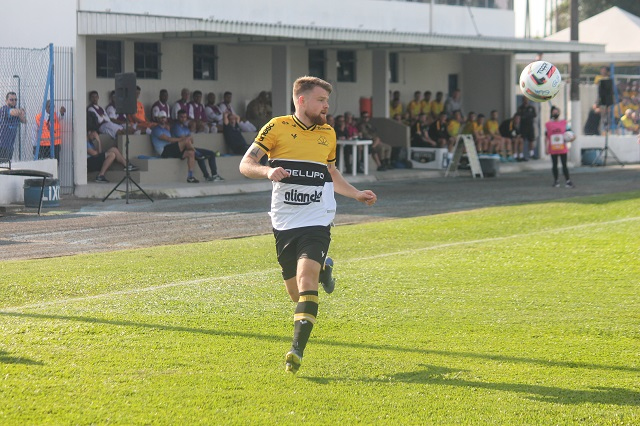 Marcos Serrato volta a ficar à disposição após cumprir suspensão (Foto: Celso da Luz / Criciúma E.C)