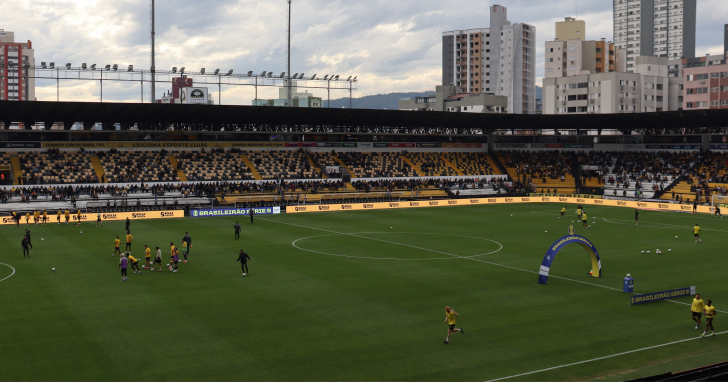 Confronto acontece no Estádio Heriberto Hülse, às 16h | Foto: Davi Brabos/4oito