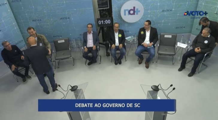 Antes do debate do Grupo Nd começar, candidatos se cumprimentam no estúdio | Foto: Reprodução