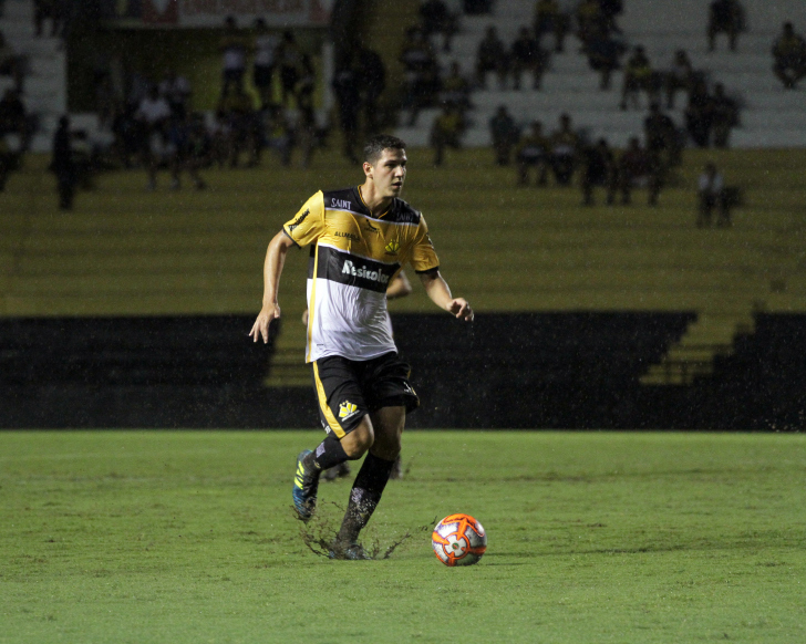 Nino pede atenção ao time para evitar novo tropeço em jogo neste domingo/Foto: Daniel Búrigo/A Tribuna