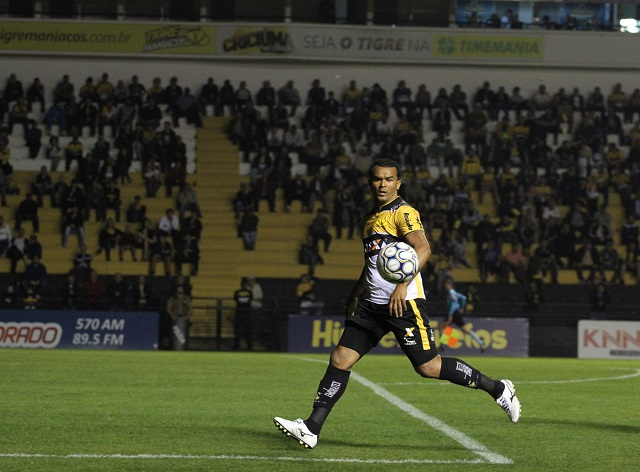 Jogador foi punido com um jogo, mas já cumpriu a suspensão automática/Foto: Daniel Búrigo/A Tribuna