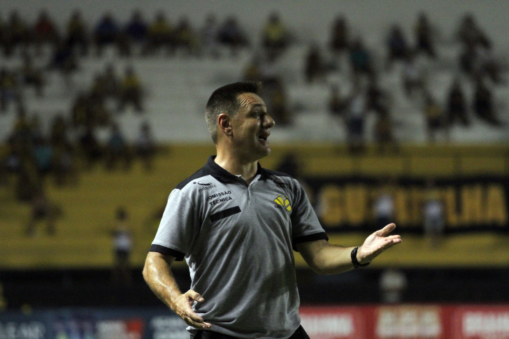 Técnico diz que continuará fazendo seu trabalho da melhor maneira possível. Diretoria apoia Doriva / Foto: Daniel Búrigo / A Tribuna