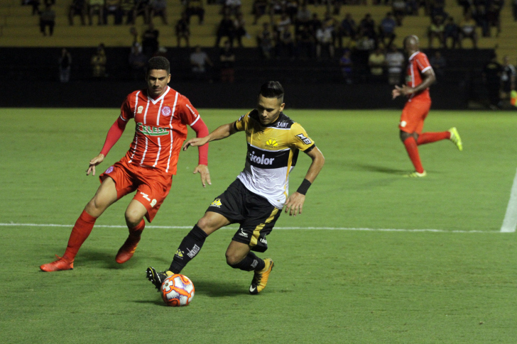 O atacante fez apenas dois gols na temporada, ambos foram importantes para o Criciúma / Foto: Daniel Búrigo / A Tribuna