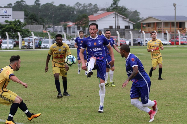 Caravaggio pega o Mesquita e o Turvo enfrenta o Mãe Luzia nos jogos que abrem o regional / Foto: Daniel Búrigo/Arquivo/A Tribuna