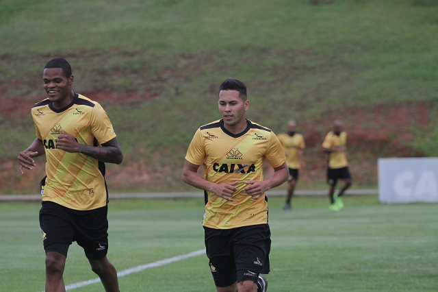 Elenco viajou direto de Itajaí para Chapecó, onde se prepara para enfrentar a Chapecoense/Foto: Daniel Búrigo/A Tribuna