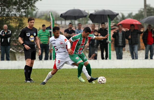 Oito equipes estão na briga pela vaga na próxima fase da competição/Foto: Daniel Búrigo/A Tribuna