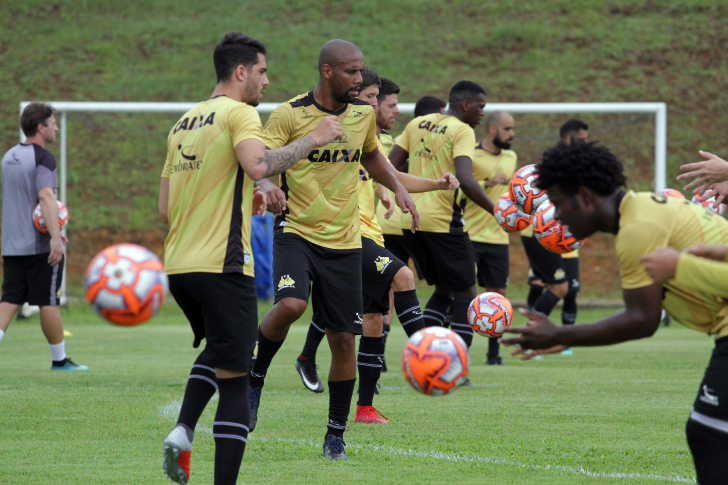 Doriva confirmou que lateral Maicon jogará entre os titulares / Foto: Daniel Búrigo / A Tribuna