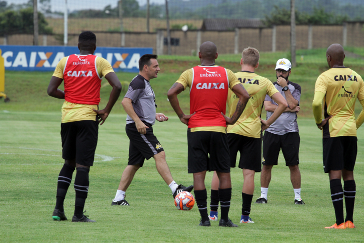 Treinador confirmou a chegada de Bruno Cosendey e elogia as características do jogador/Foto: Daniel Búrigo/A Tribuna