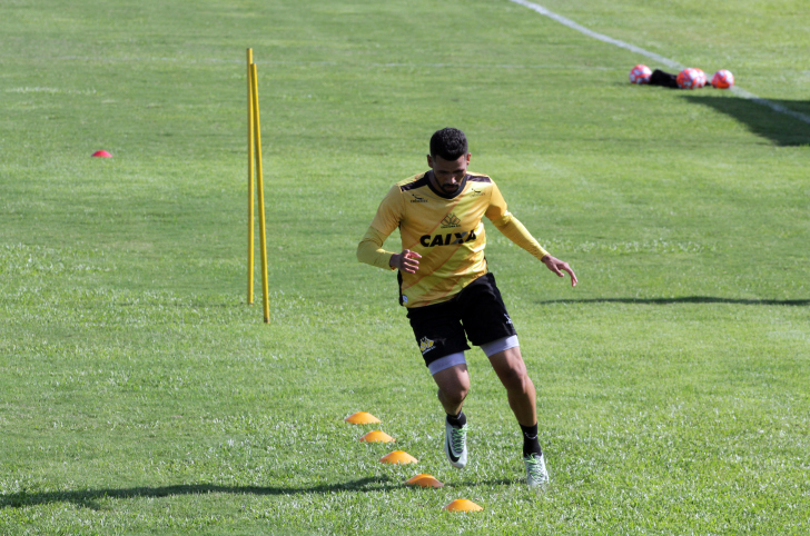 Em 2013 ele estava no elenco campeão do Campeonato Catarinense, o último título do Tricolor/Foto: Daniel Búrigo/A Tribuna