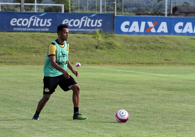 Após cumprir suspensão, Suéliton deve retornar à lateral direita do time / Foto: Daniel Búrigo/Arquivo/A Tribuna