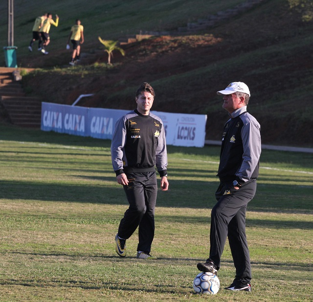 Treinador fechou o último treino e não confirmou qual será a escalação/Foto:Guilherme Hahn/Especial