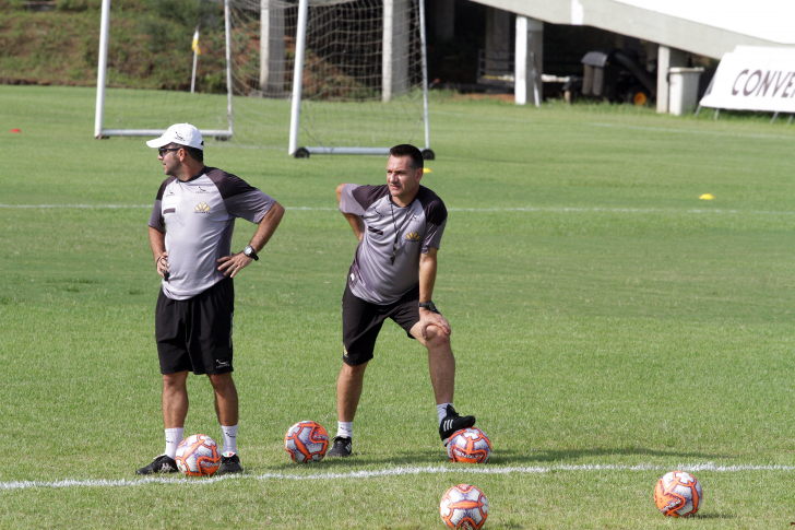 Rodrigo Fonseca, à esquerda, não faz mais parte da Comissão Técnica do Tigre/Foto: Daniel Búrigo/A Tribuna