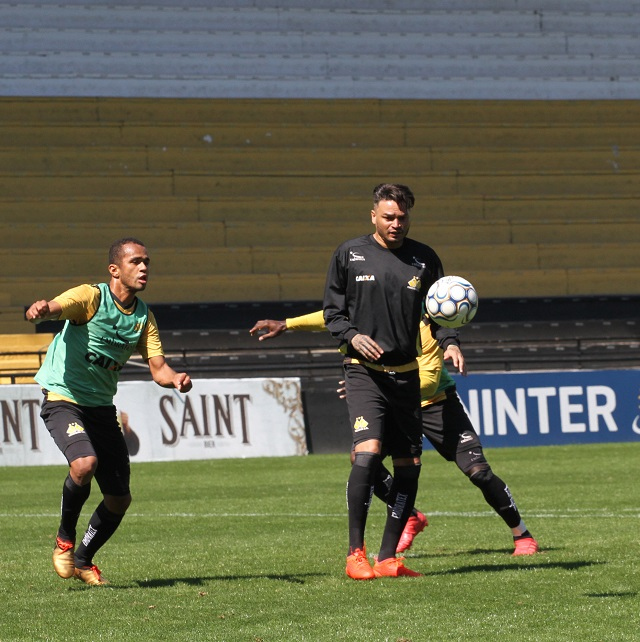 Com Luiz Fernando à disposição, Mazola optou pelo zagueiro no time montado no treino / Foto: Daniel Búrigo/Arquivo/A Tribuna