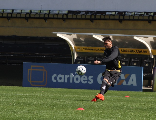 Mazola lembrou que Fábio Ferreira jogava como volante no inicio da carreira / Foto: Daniel Búrigo / Arquivo / A Tribuna