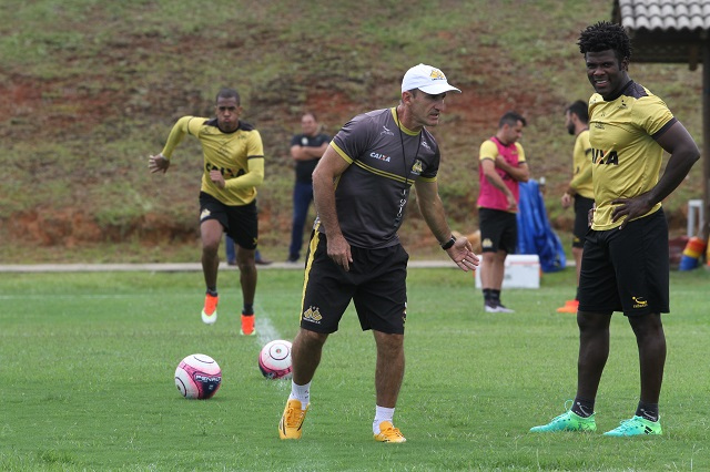 Para o zagueiro responsabilidade aumenta com os elogios de Mazola / Foto: Daniel Búrigo/Arquivo/A Tribuna