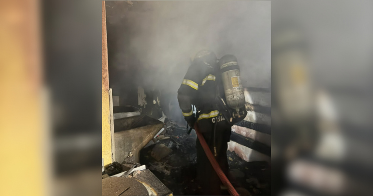 Incendio atinge marcenaria em Criciúma | Foto: Divulgação/CBMSC/4oito
